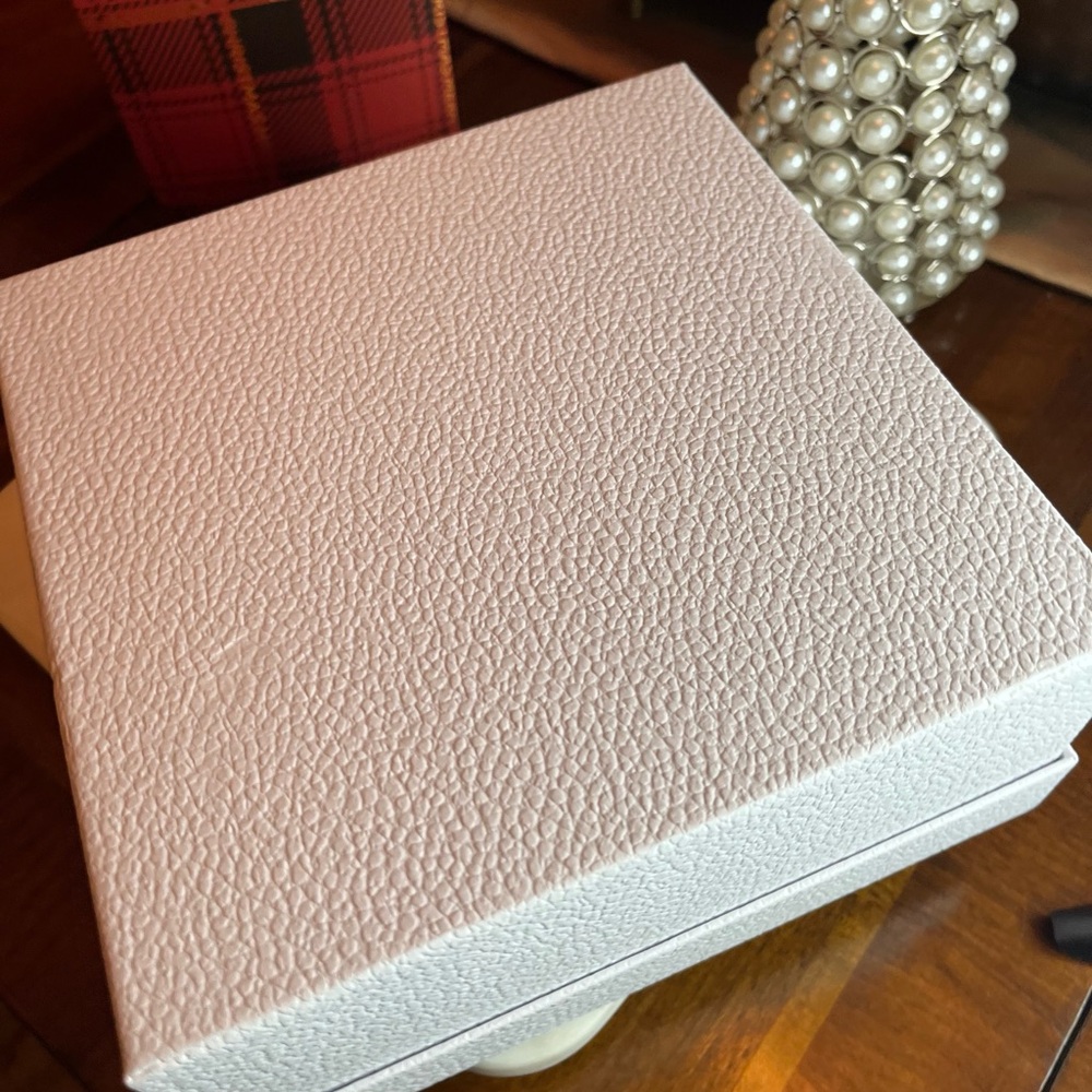 Dior Elegant Gold & White Ribbon Collection w/Beautiful White Box for Gifting - Picture 9 of 10